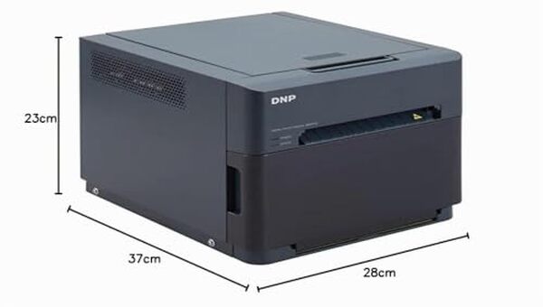 Découvrez l'imprimante DNP QW 410 : performances exceptionnelles, design ultra-compacte et qualité d'impression professionnelle pour vos besoins bureautiques. 